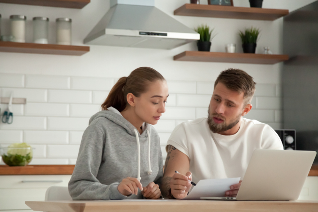 A couple searching for the best online loan for bad credit