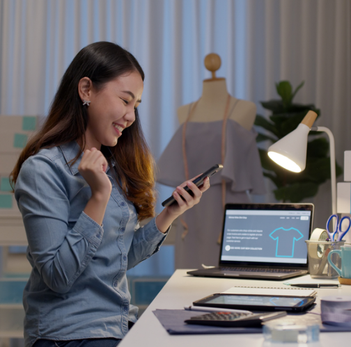 A woman applying for a peer-to-peer-loan from her smartphone